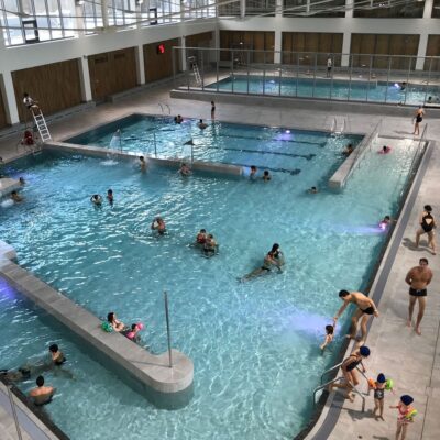 Vue extérieure du complexe aquatique de La Roche-sur-Yon, lieu central pour les clubs de natation locaux