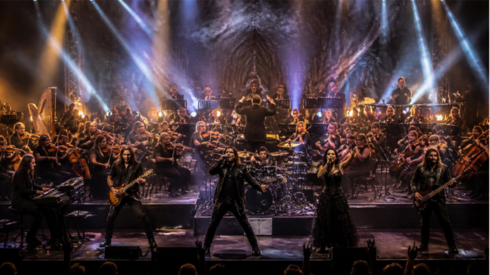 Orchestre, chœur et musiciens rock réunis sur une même scène.